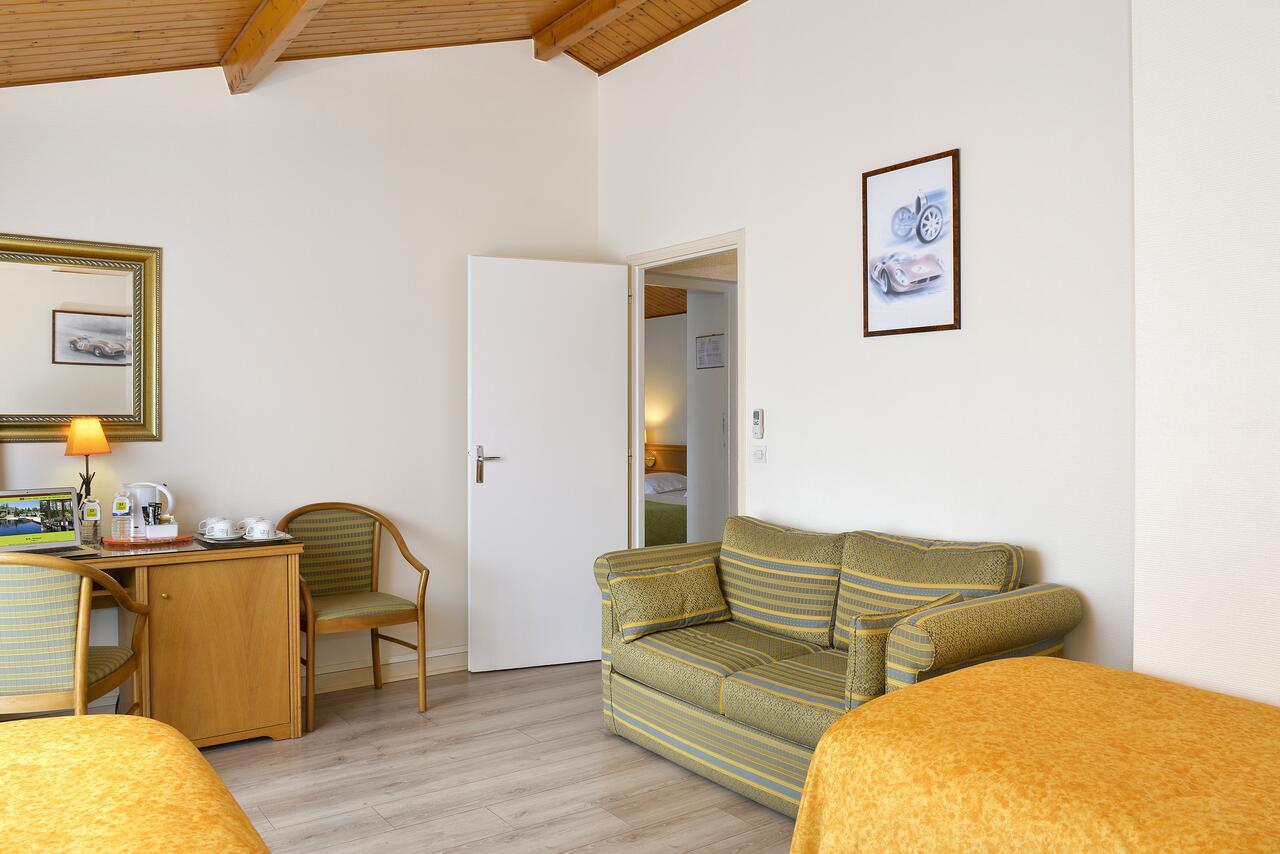 Logis Hotel Val De Vienne Le Vigeant Exteriér fotografie