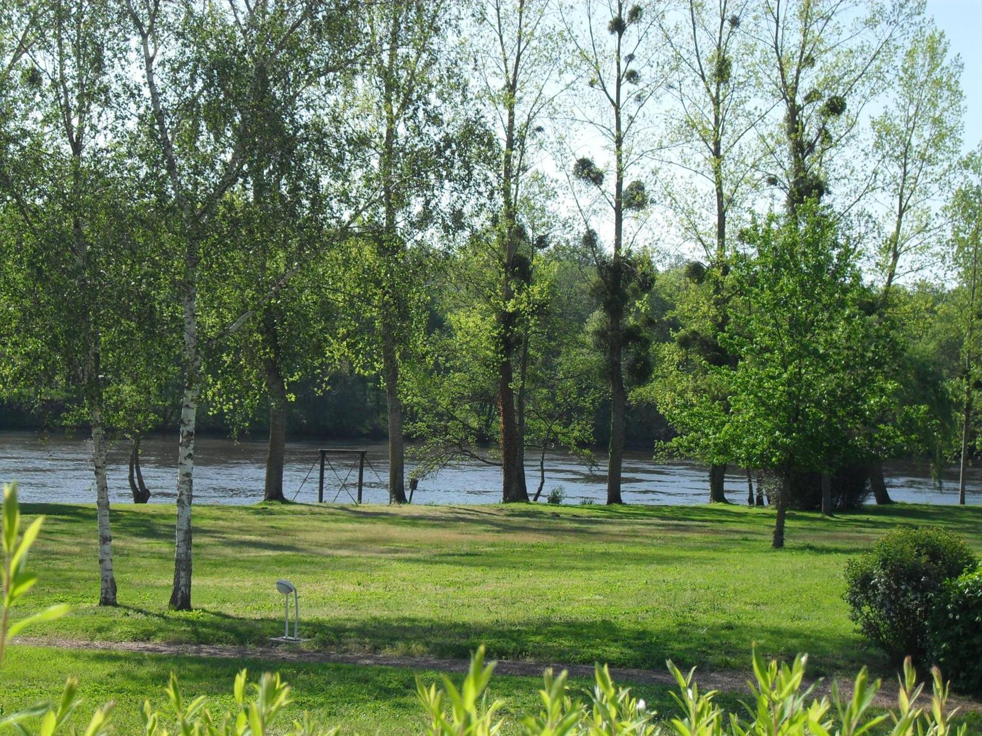 Logis Hotel Val De Vienne Le Vigeant Exteriér fotografie