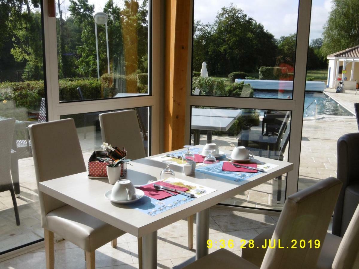 Logis Hotel Val De Vienne Le Vigeant Exteriér fotografie